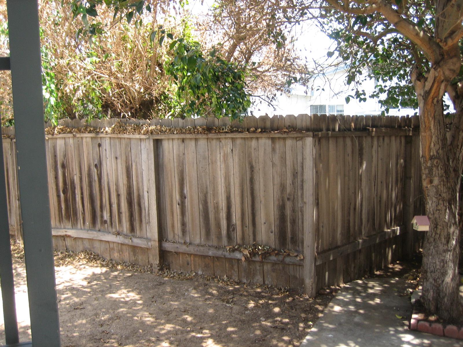 Valla de madera de exterior en un jardín residencial