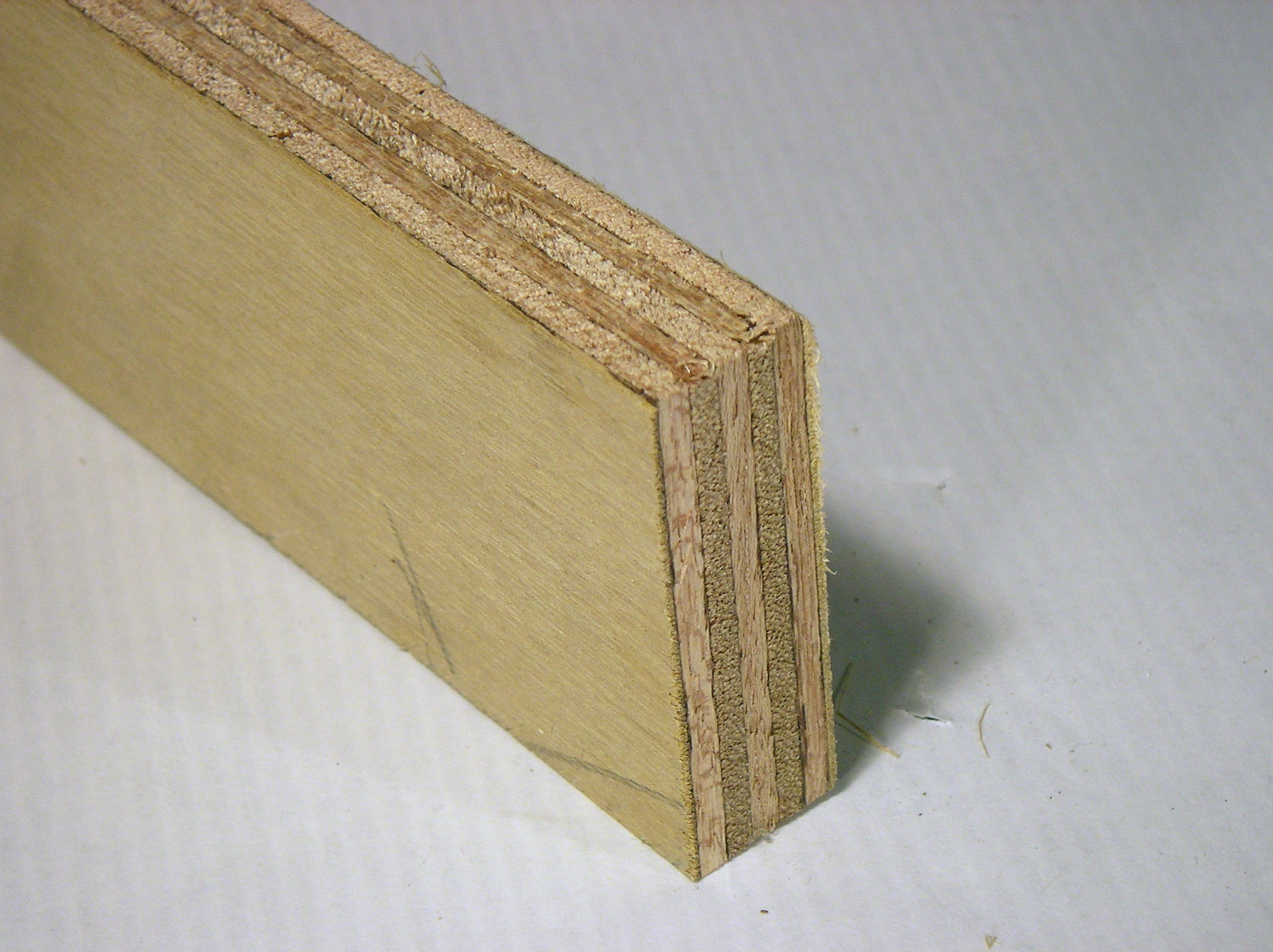 Primer plano de un tablero de contrachapado mostrando sus capas de madera
