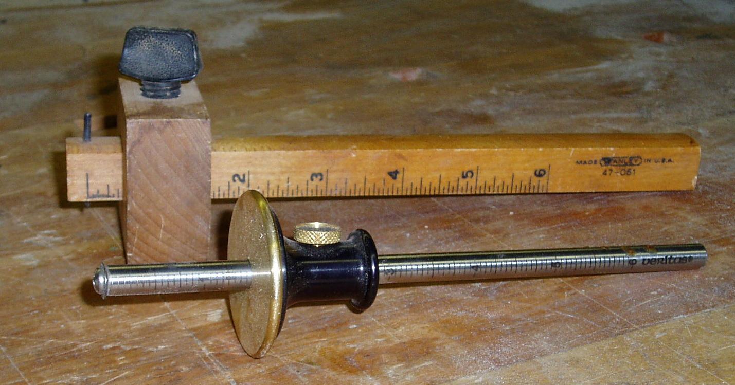 Varios gramiles de carpintero de madera sobre un banco de trabajo