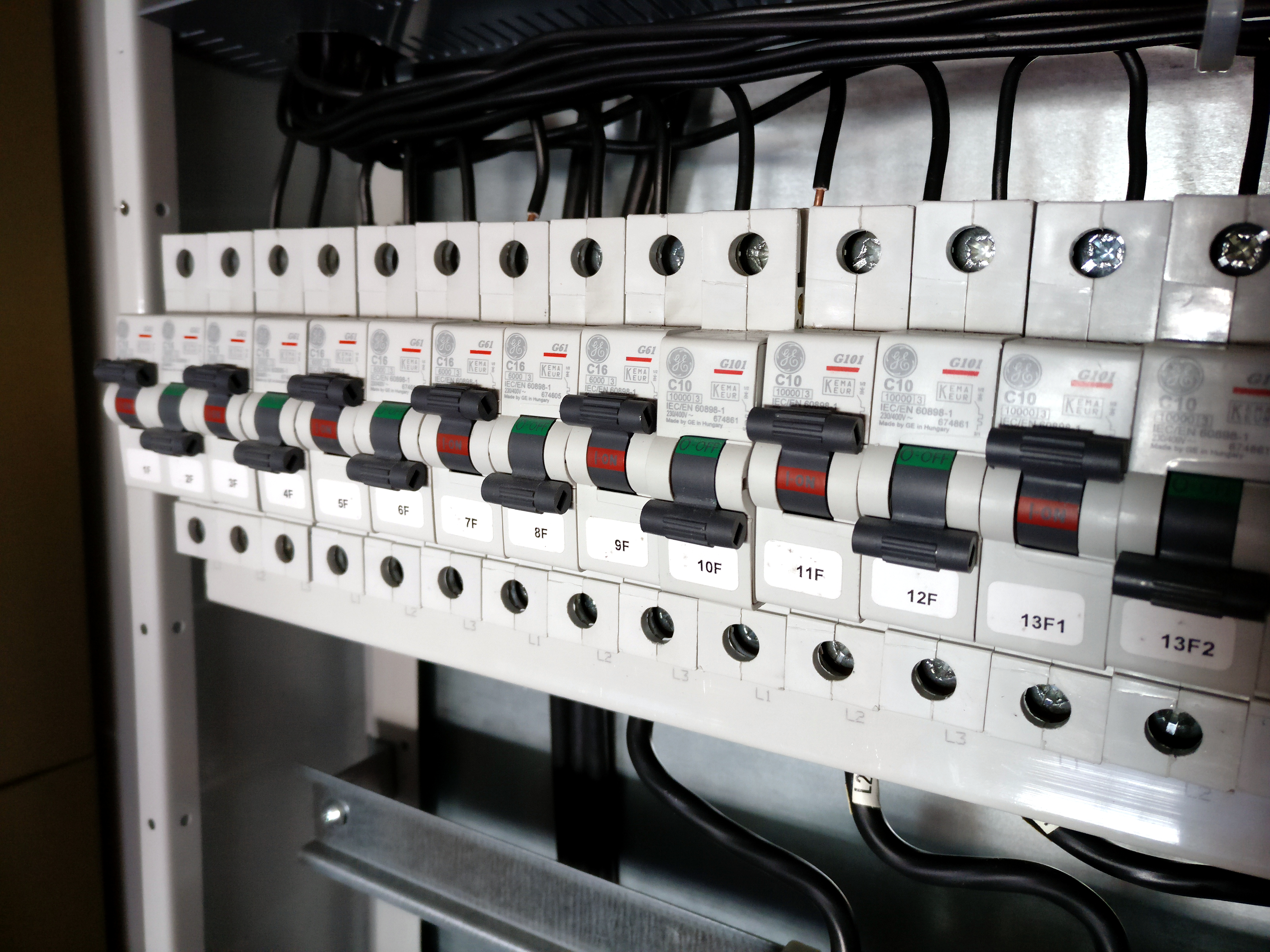Cuadro eléctrico doméstico con varios pequeños interruptores automáticos