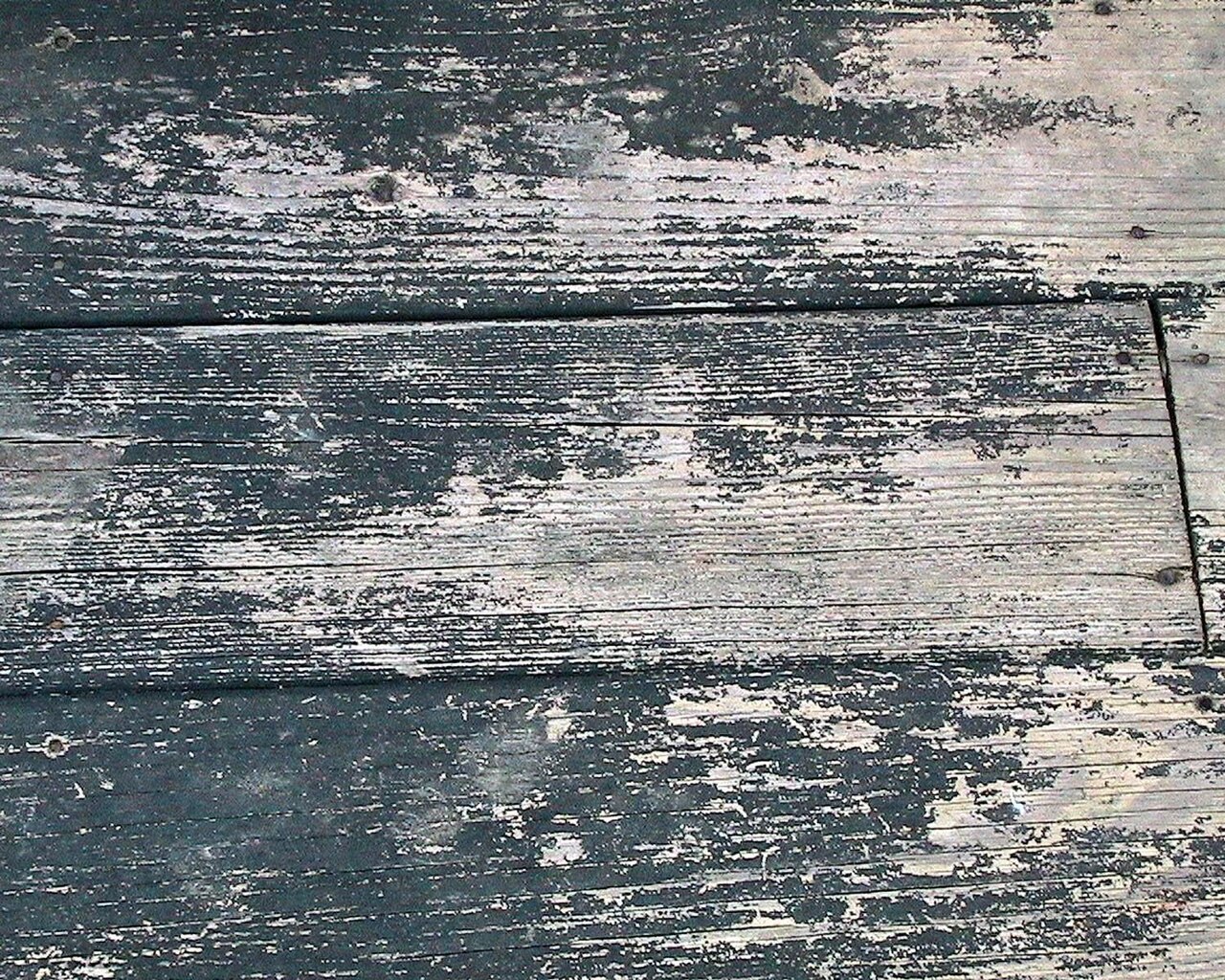 Tarima de madera instalada en una terraza exterior